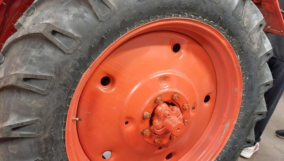 Neubereifung_Zugmaschine_Karnevalswagen_1 (Neukieritzscher Karnevalsclub e. V.)