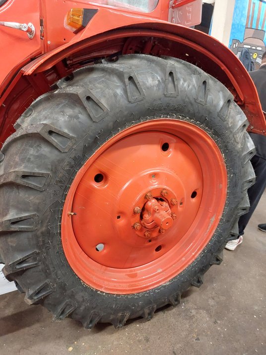 Neubereifung_Zugmaschine_Karnevalswagen_1 (Neukieritzscher Karnevalsclub e. V.)